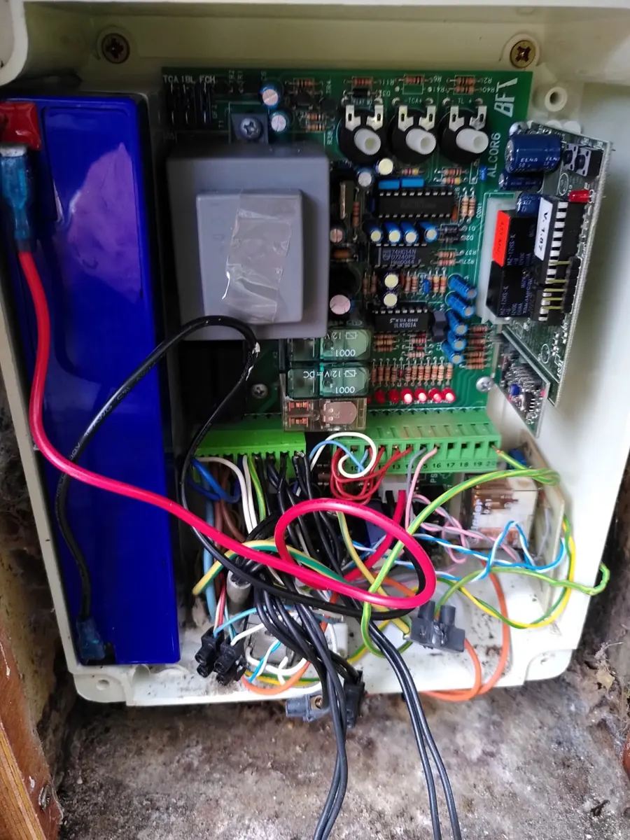 Carte de commande BFT avec batterie de secours et transformateur dans son coffret mural