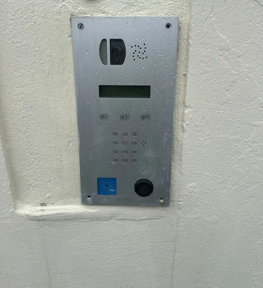 Platine d'interphone et digicode d'un immeuble, contrôlée lors du dépannage du contrôle d'accès