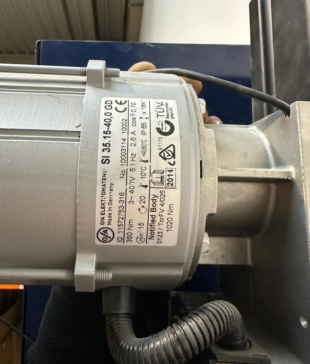 Moteur à bout d'arbre GfA monté sur l'axe d'une porte de garage industrielle