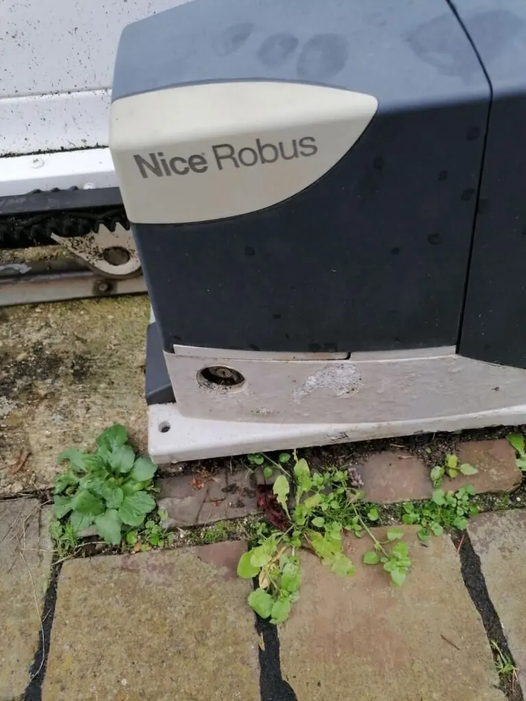 Moteur Nice Robus de portail coulissant, pignon et crémaillère visibles