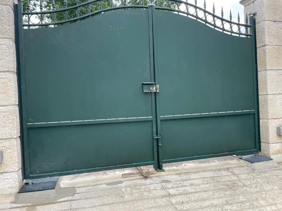 Portail battant en fer vert à ferronnerie, serrure et butées reprises lors de la réparation